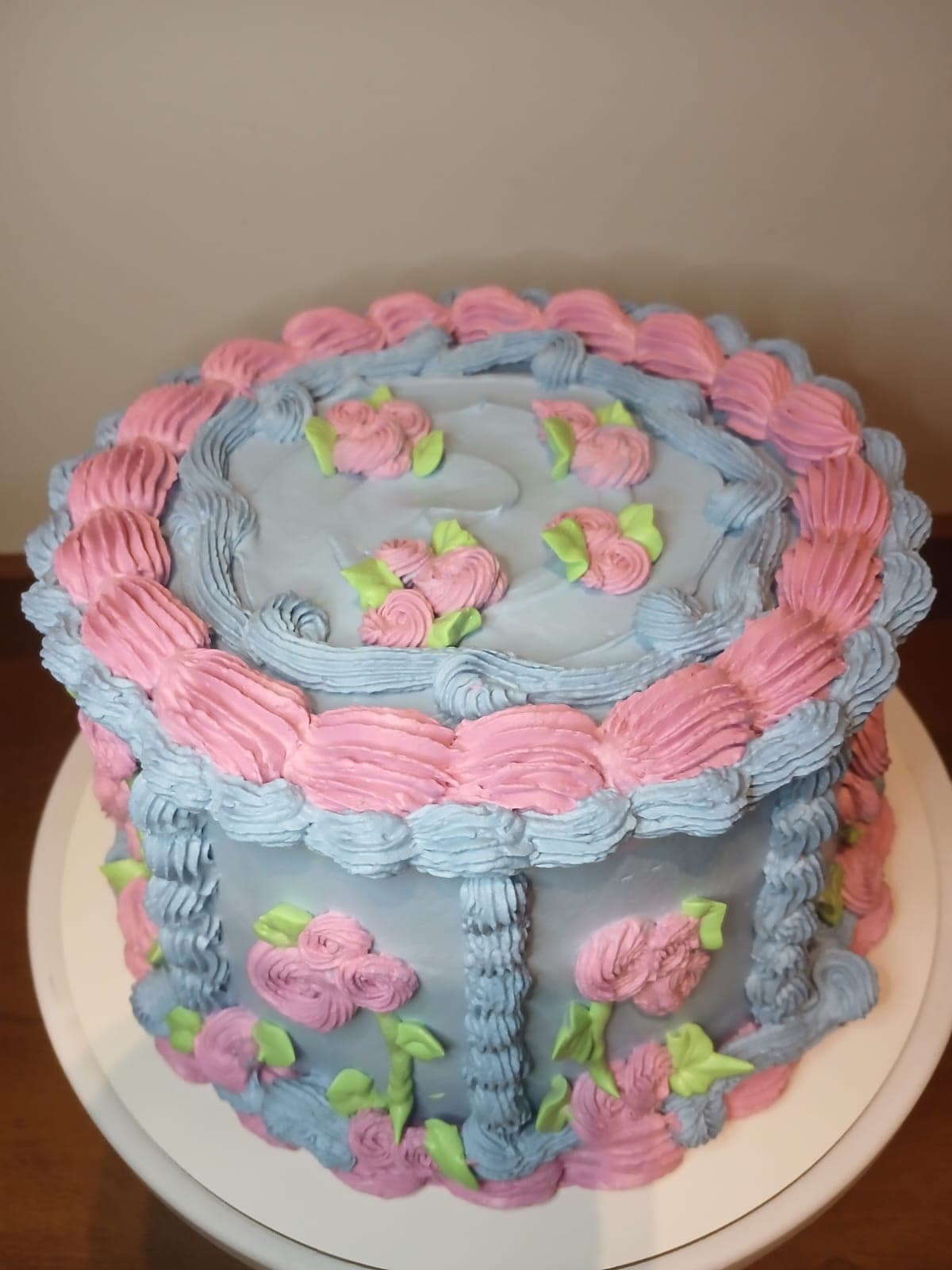 Bolo vintage azul com bordas e flores cor-de-rosa